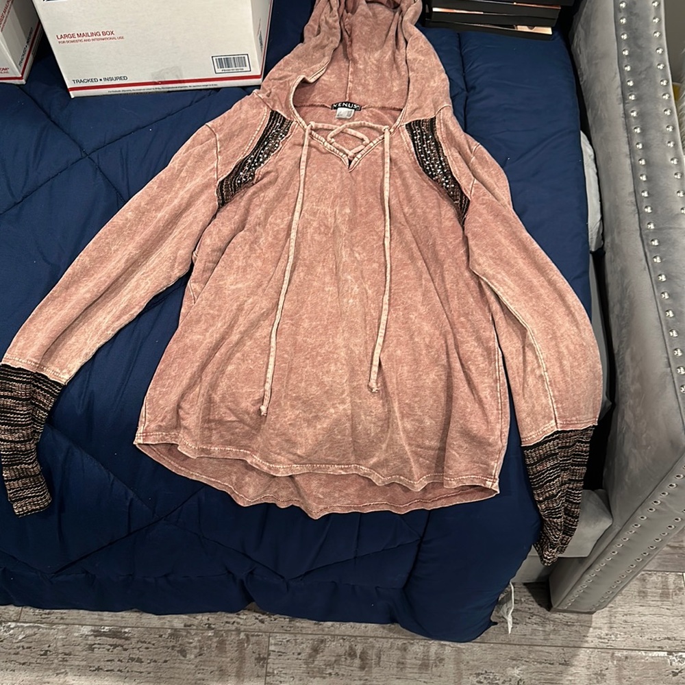 Venus ( brand ) sweater for women. Very comfortable. Used a few times.